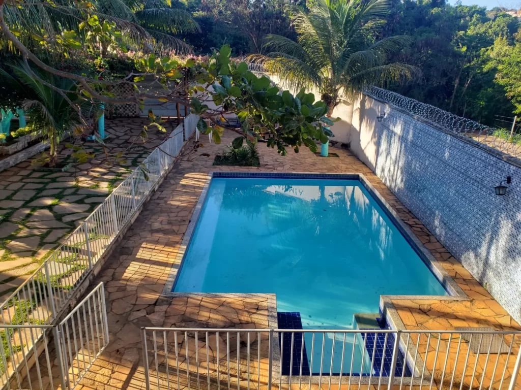 Piscina e área de descanso ao ar livre da clínica de recuperação Luz do Sol em Aparecida de Goiânia